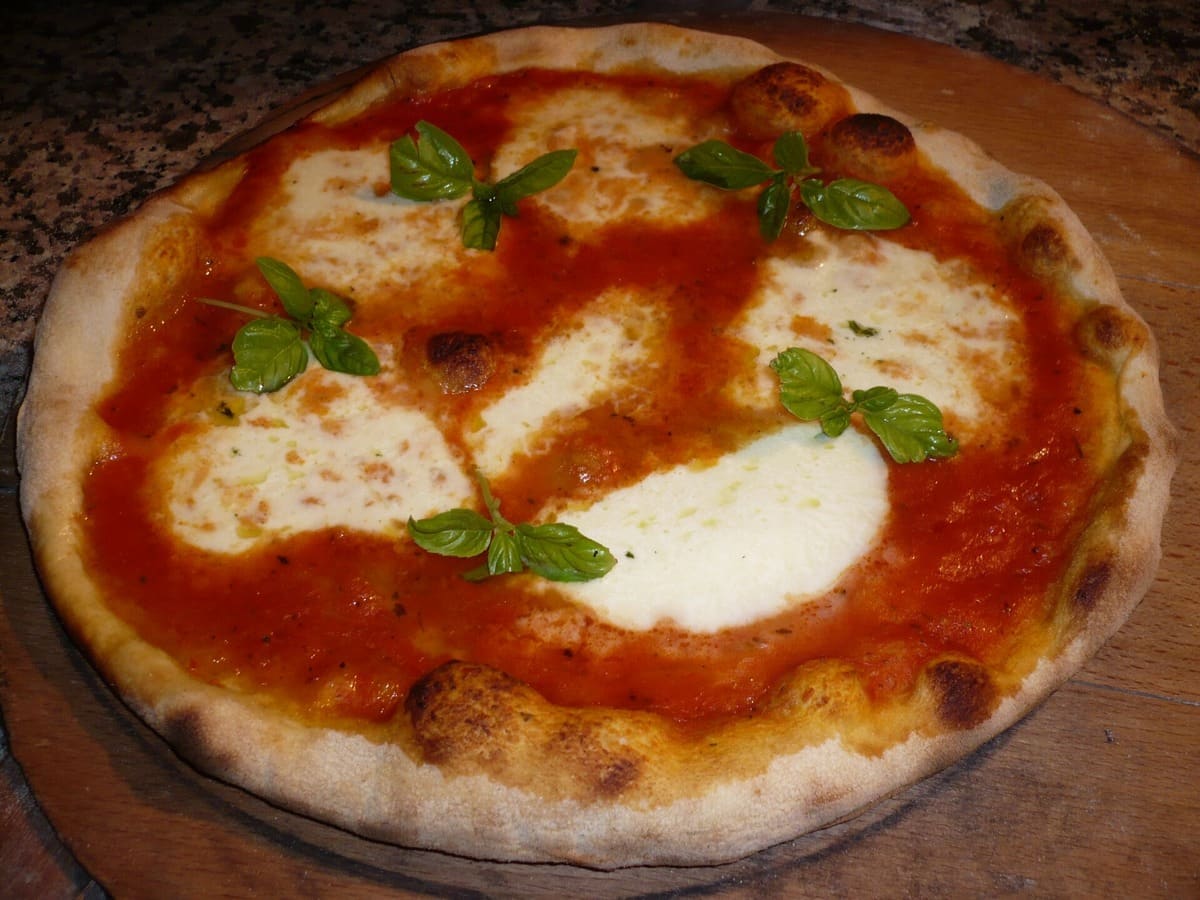Pizza margherita grande em Alvinópolis