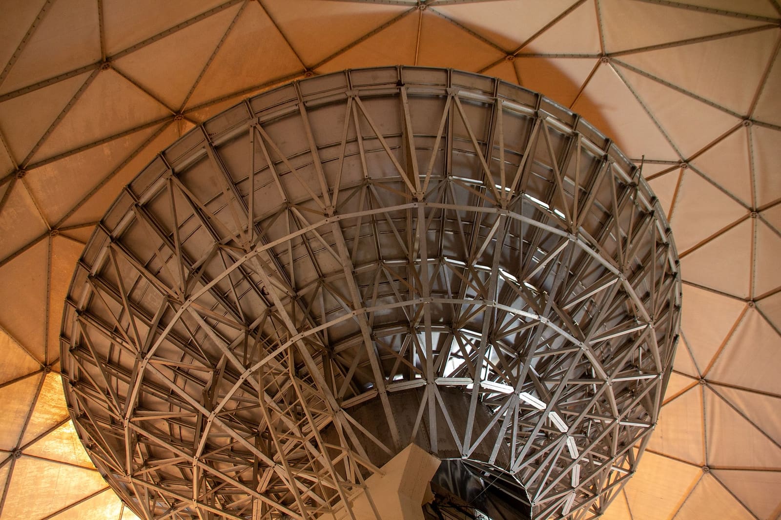 Rádio Observatório do Itapetinga, em Atibaia: a bola branca que escuta o Sol e as galáxias