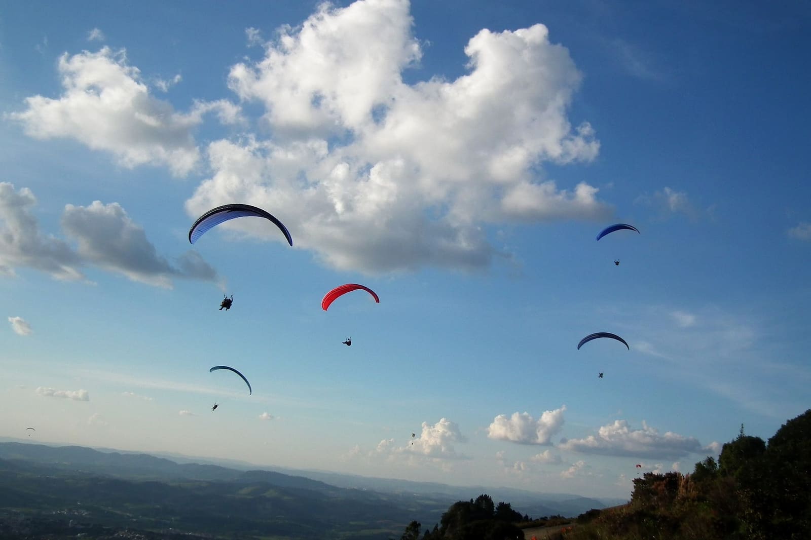 Voo livre em Atibaia: parapente e asa-delta saindo da Pedra Grande